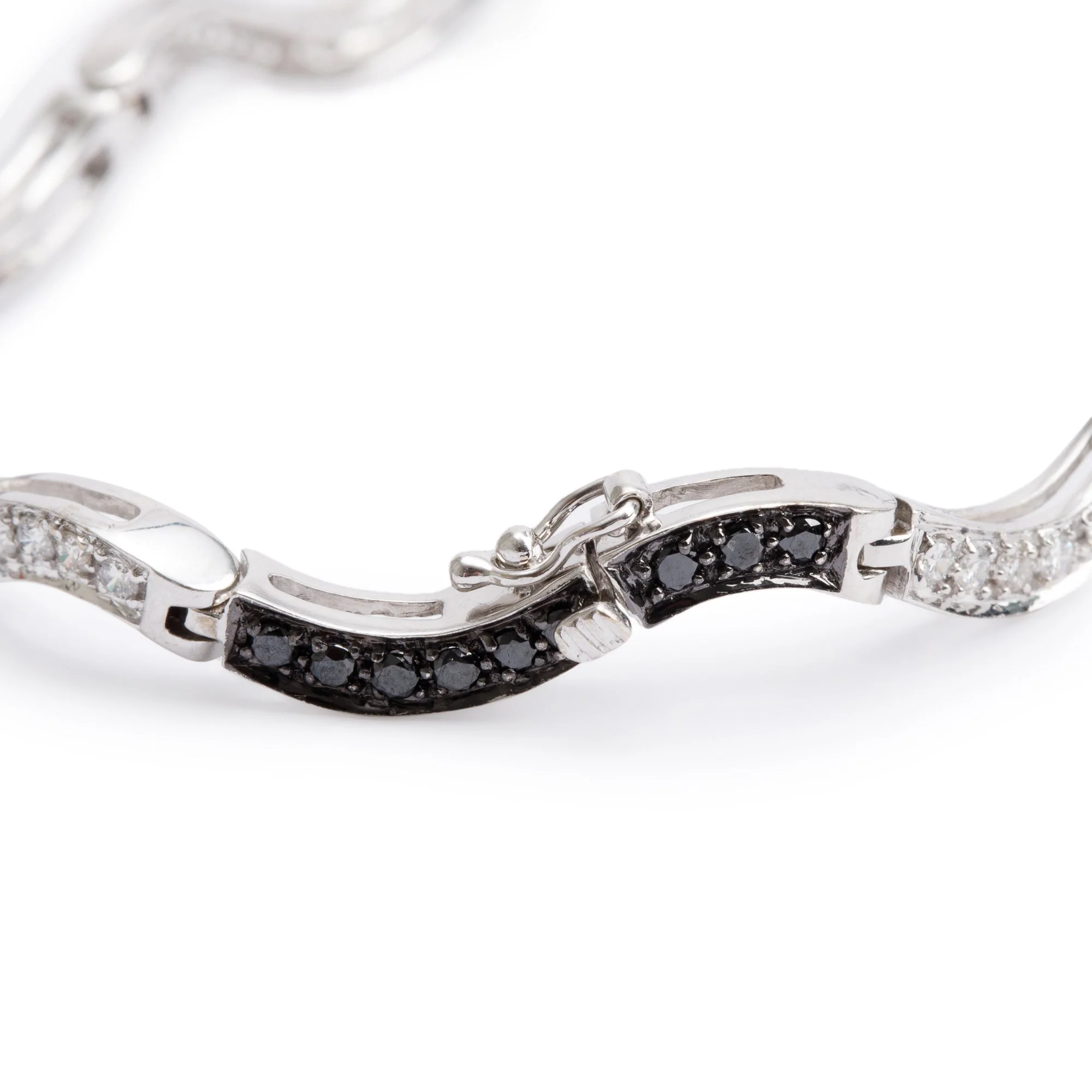 18k White Gold 1.60 tcw. Black & White Diamond Curved Link Bracelet - Image 3