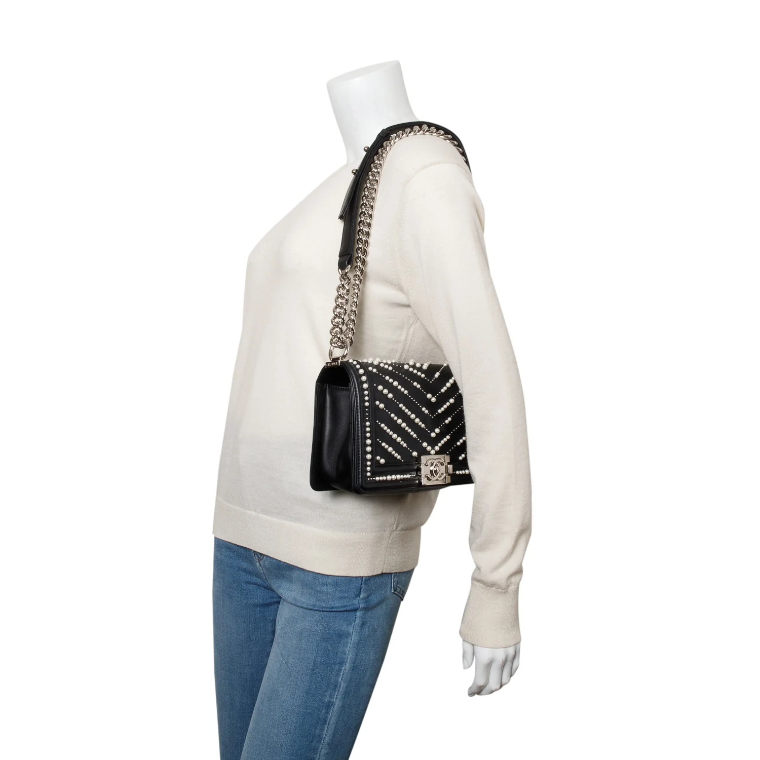 Chanel Black Calfskin Leather Medium Chevron Pearl Boy Bag - Image 10