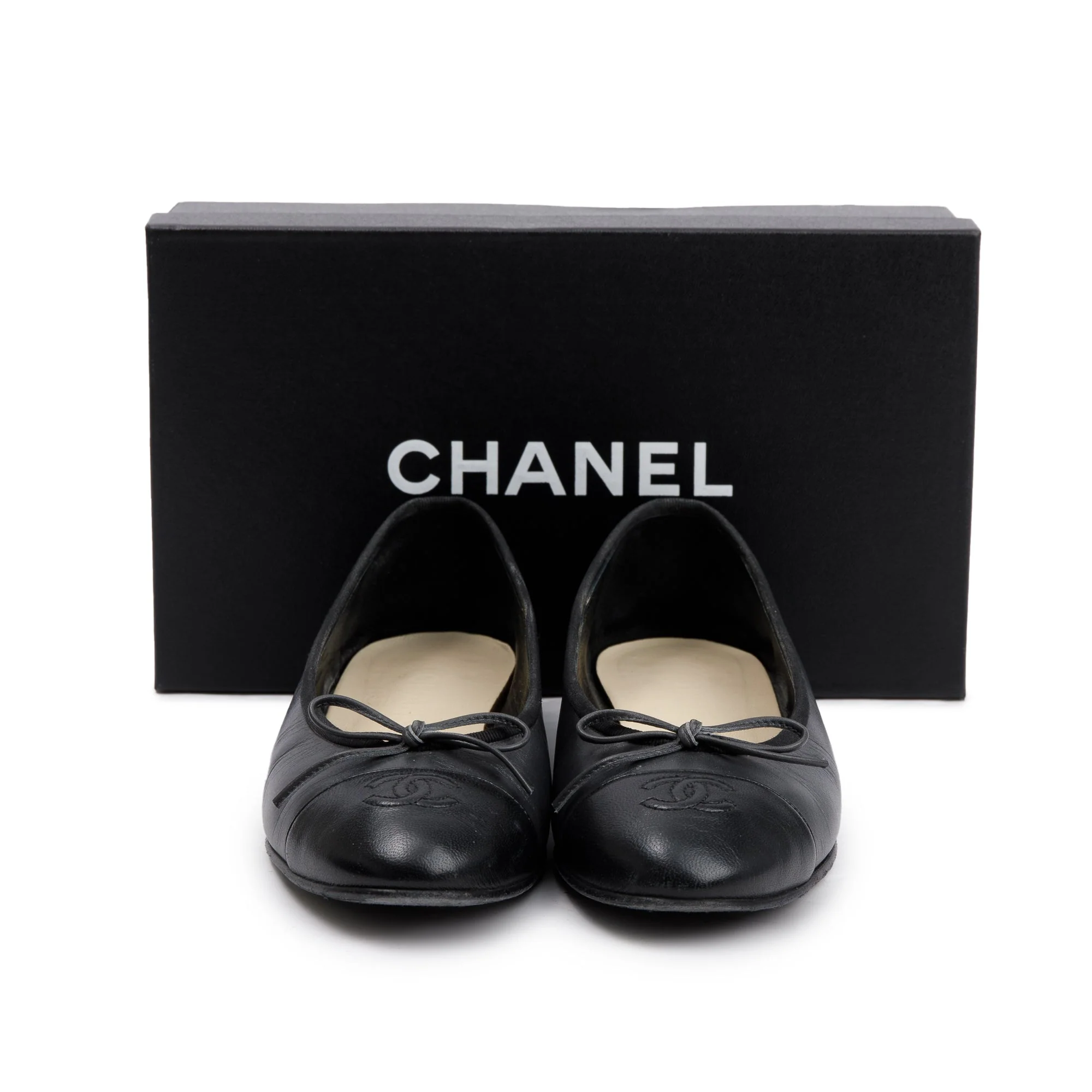 Chanel Black Lambskin Leather Interlocking CC Logo Flats, Size 40.5 w/ Box - Image 2